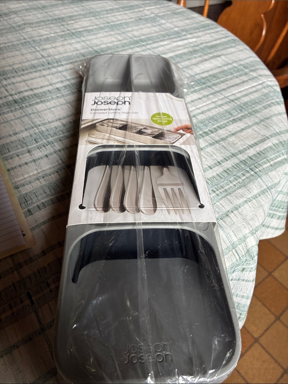 Compact cutlery organizer.